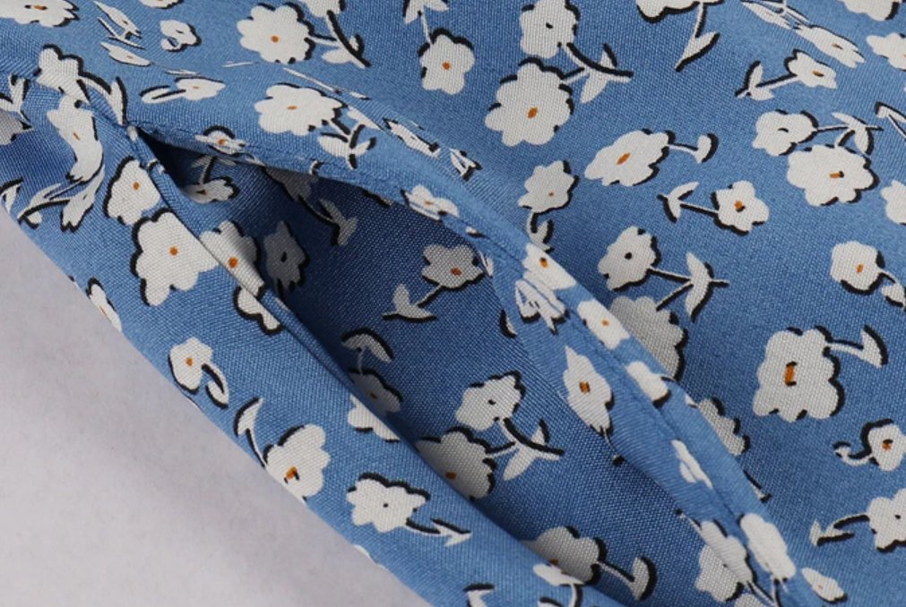 Vintage Sininen Levenevä Mekko Valkoisilla Kukilla