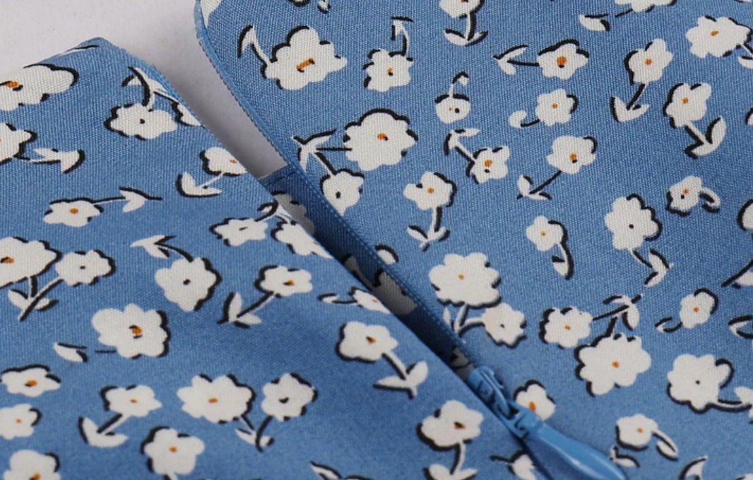 Vintage Sininen Levenevä Mekko Valkoisilla Kukilla