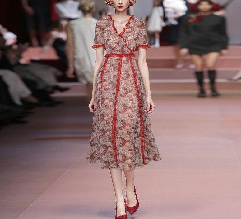 Punainen Vintage Pitsimekko