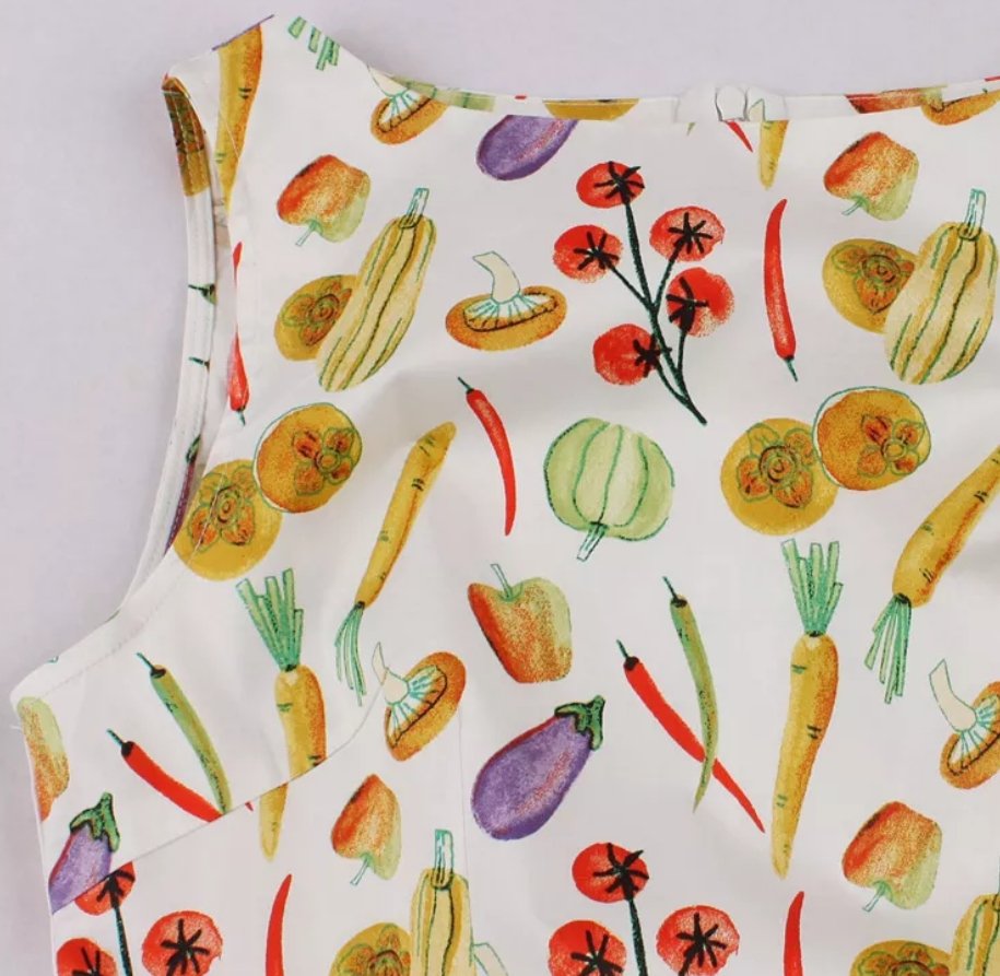 Vintage Pyöreäkaula-Mekko Kermanvärisiä Kukkia