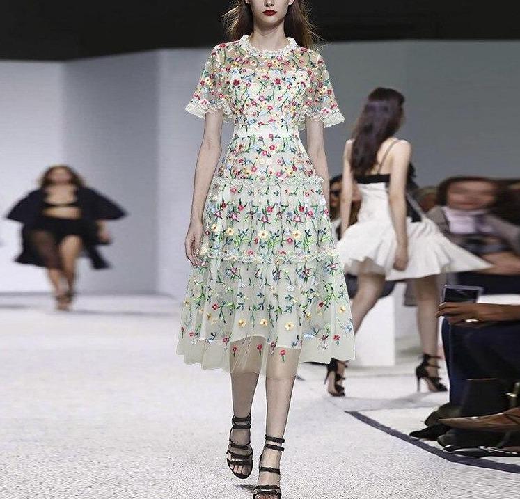 Valkoinen Moderni Vintage Mekko